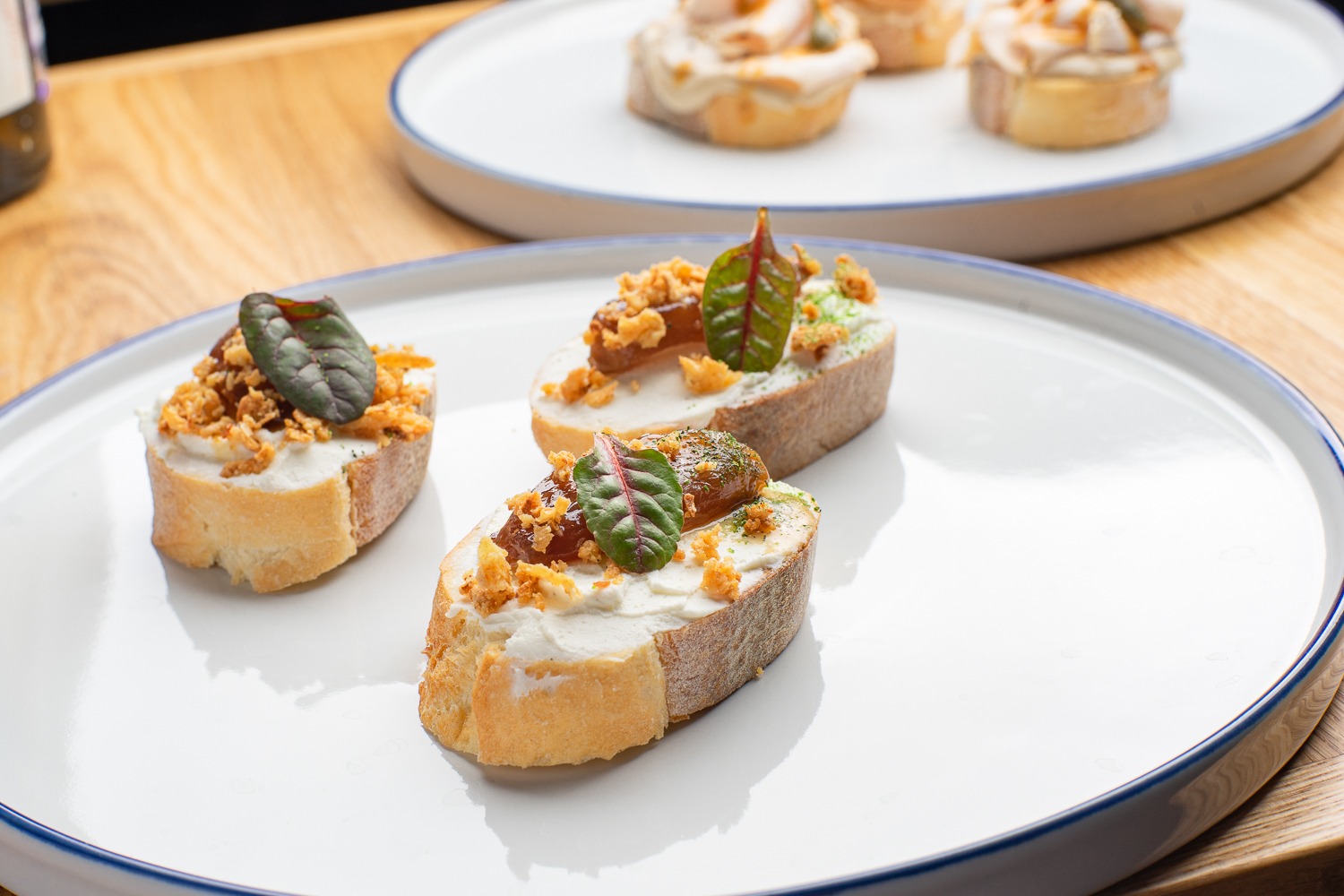 Брускетта луком конфи и мягким сыром