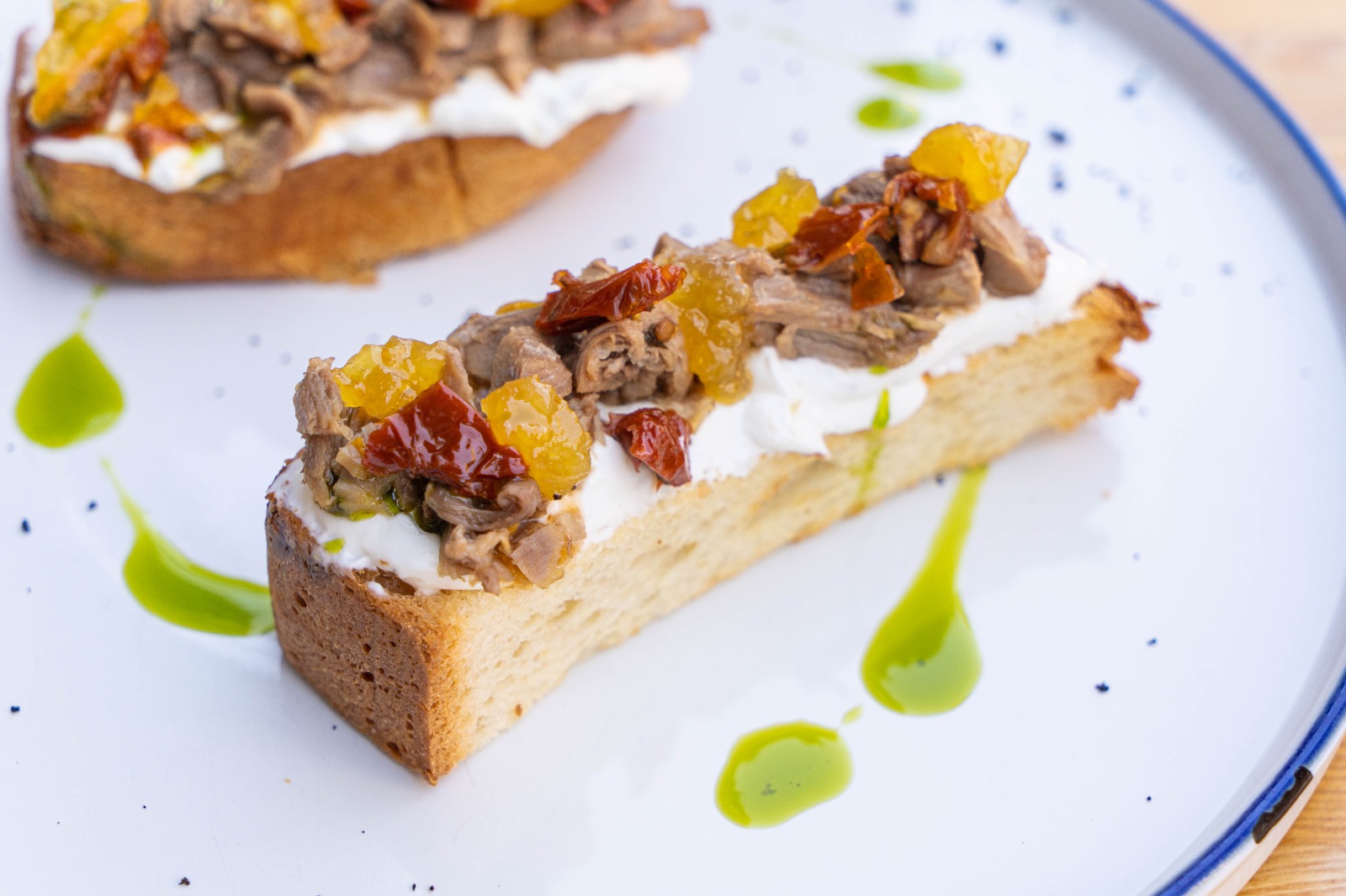 Брускетта с гусем