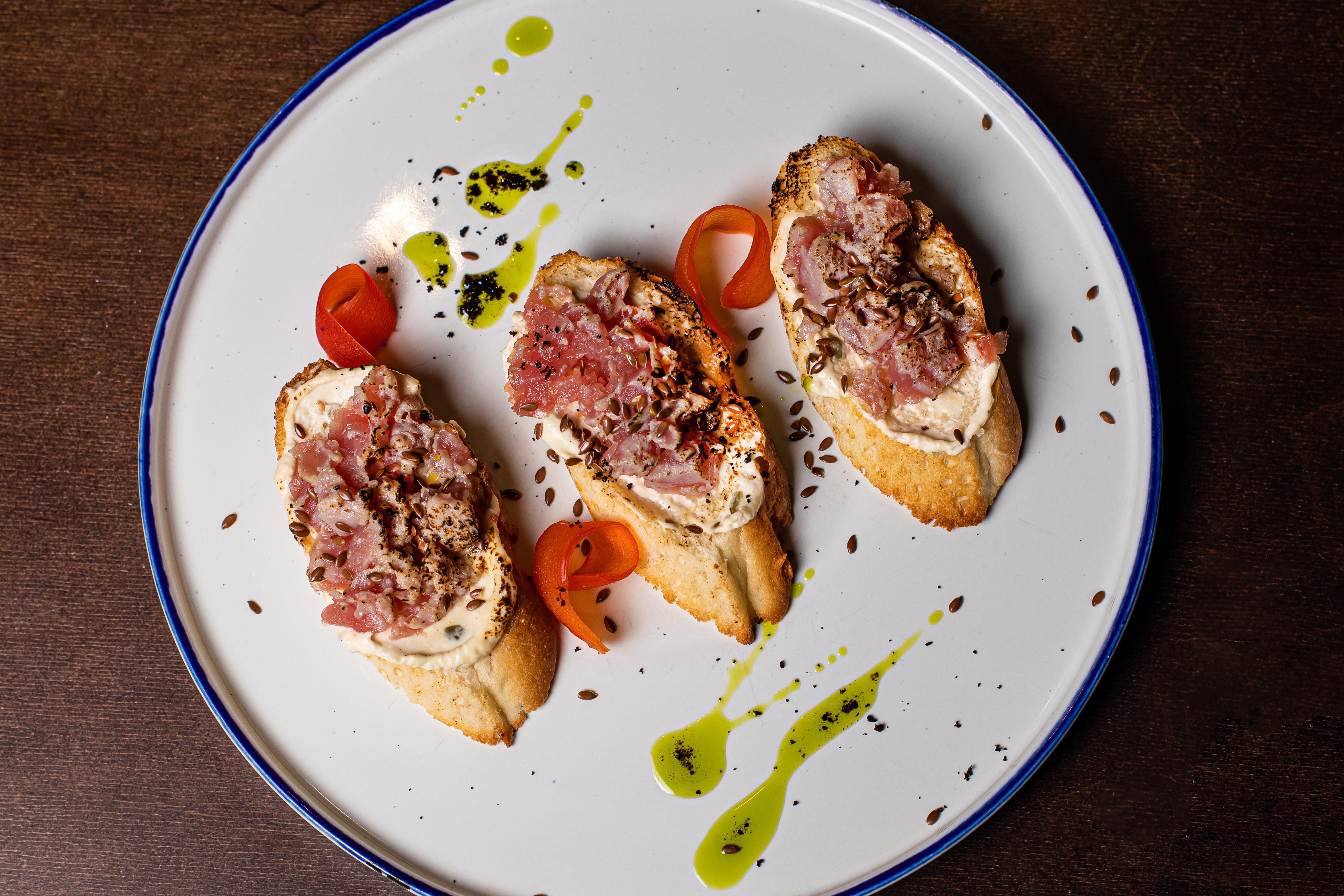 Брускетта с опалённым тунцом