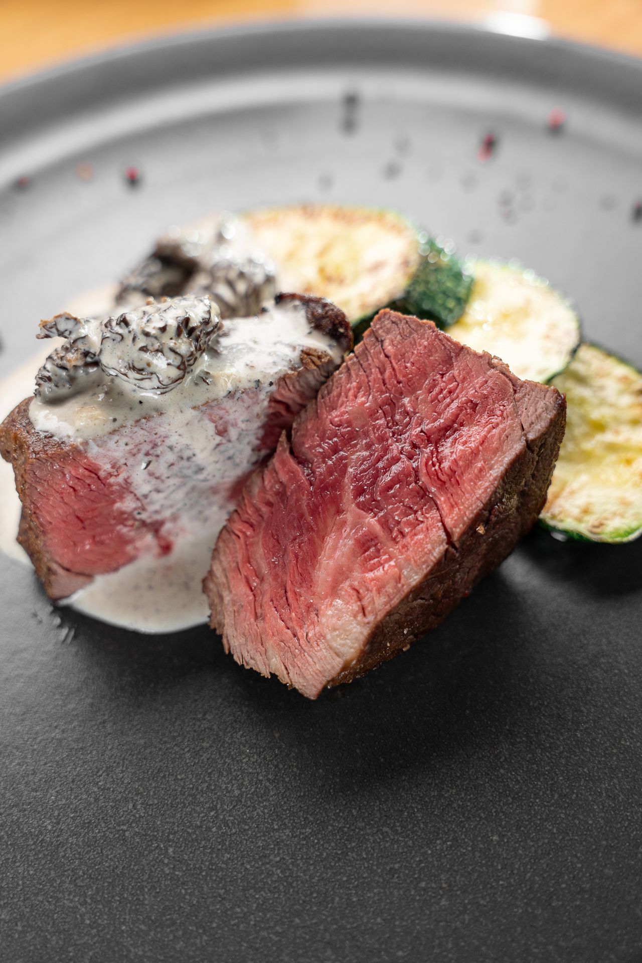 Филе-миньон со сморчками