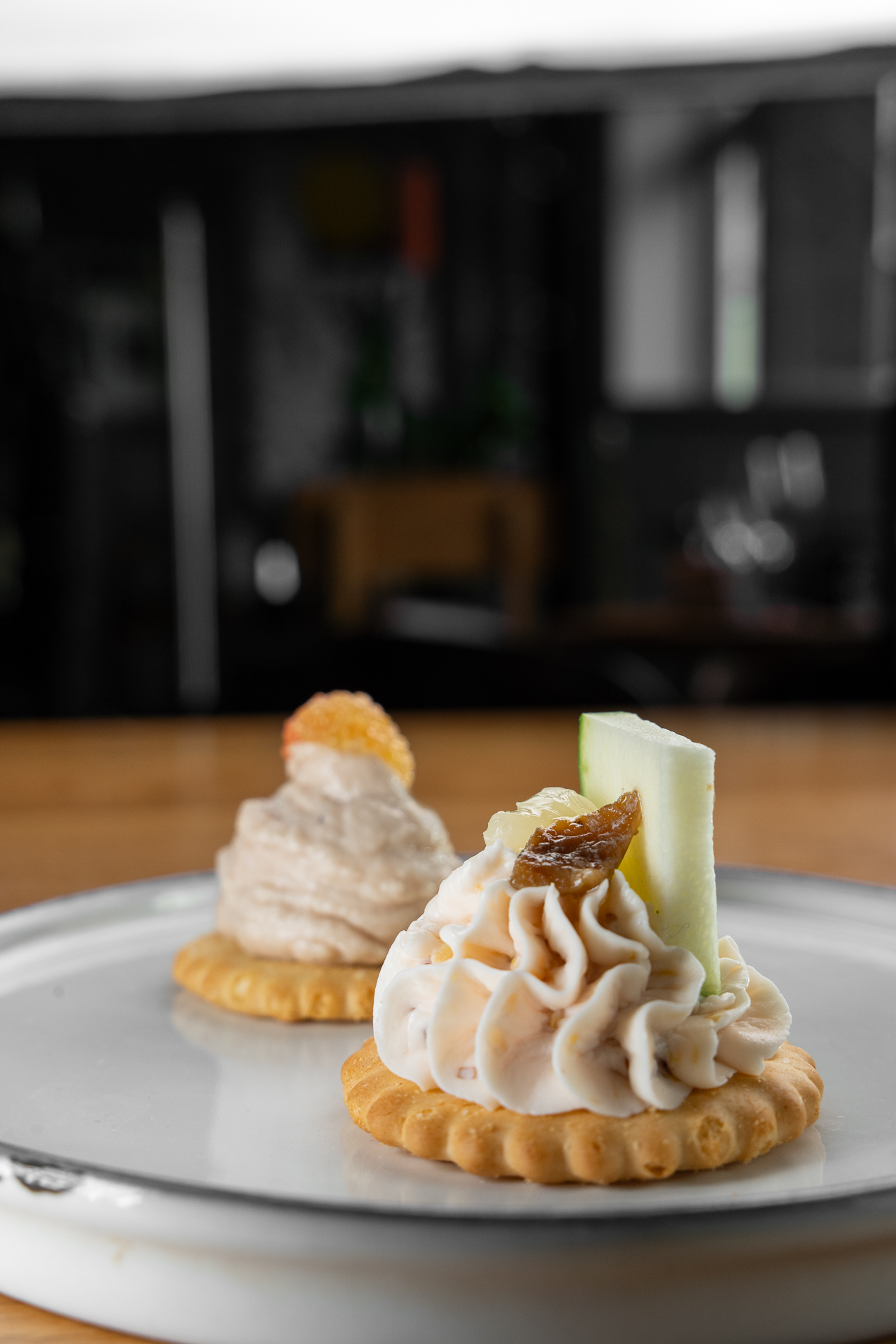 Крекер с анчоусом и цуккини с мягким сыром