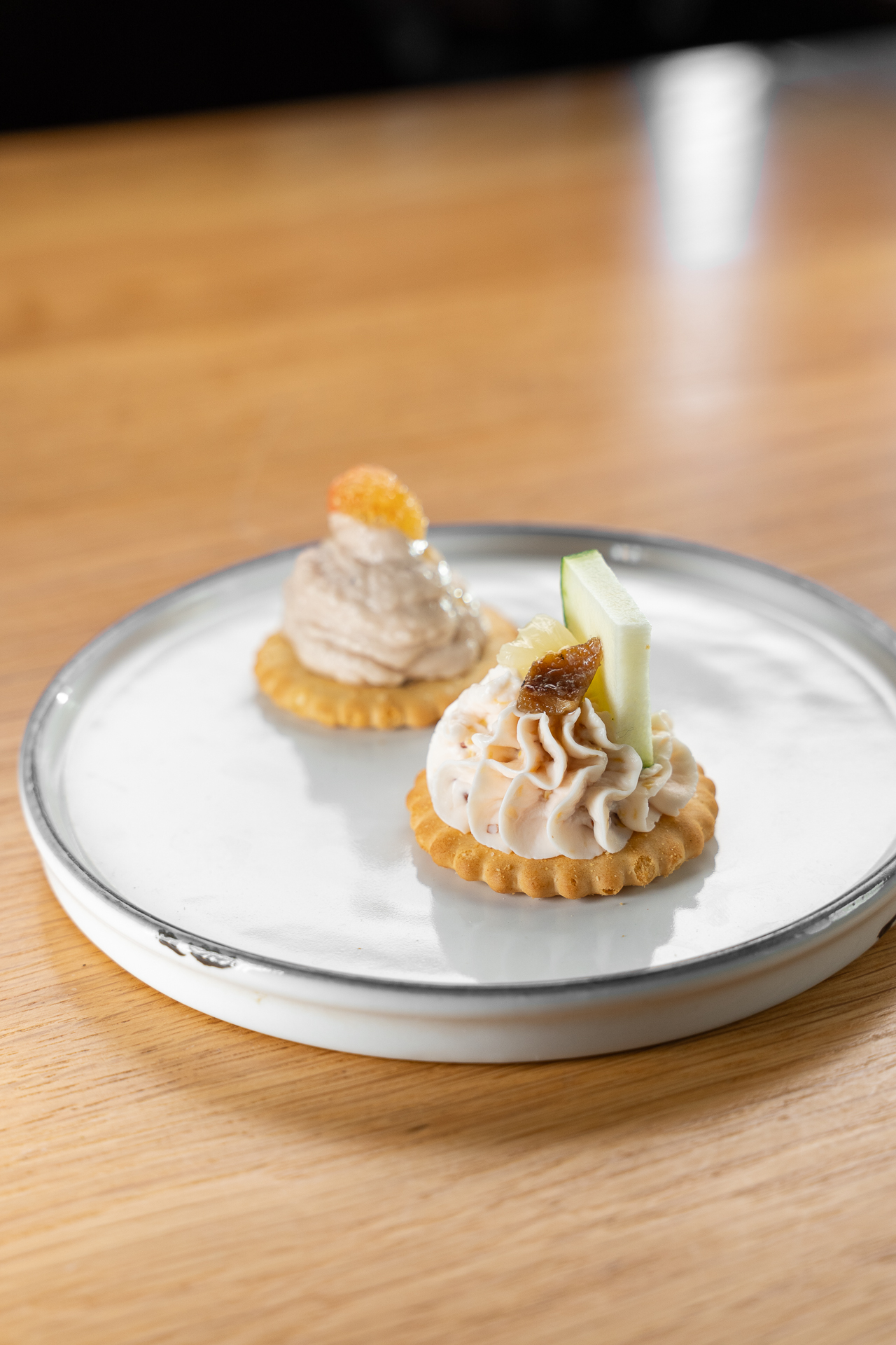 Крекер с сырным муссом из палтуса и тунца и щучьей икрой