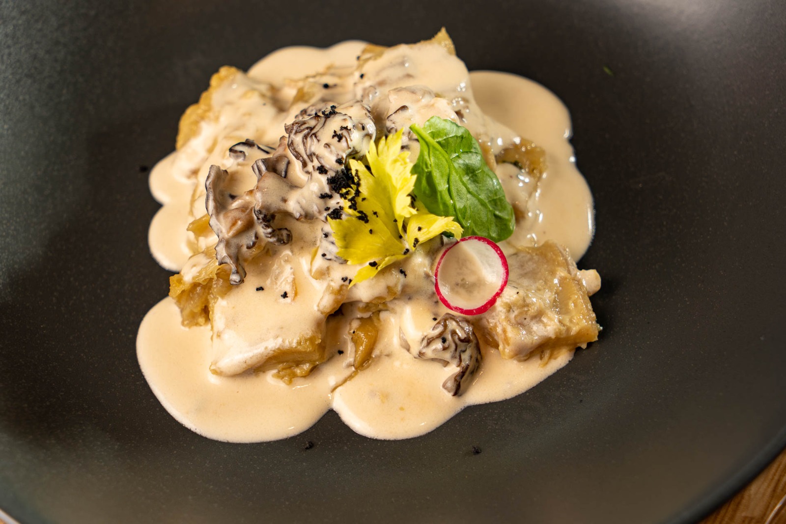 Телячий желудок со сморчками